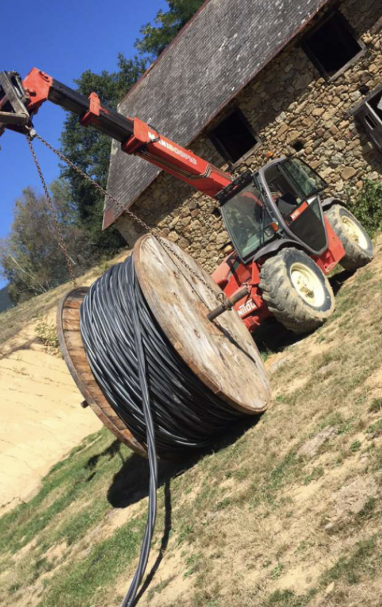 levage tracteur levant une bobine de câble