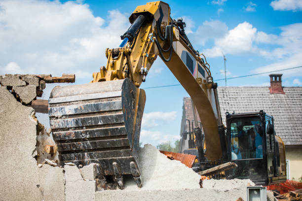 travaux de démolition grue démolissant une maison